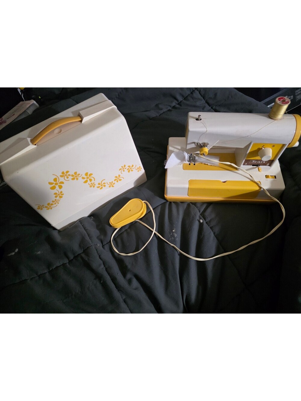 Vtg Sears Portable battery operated Sewing Machine with Carrying Case
